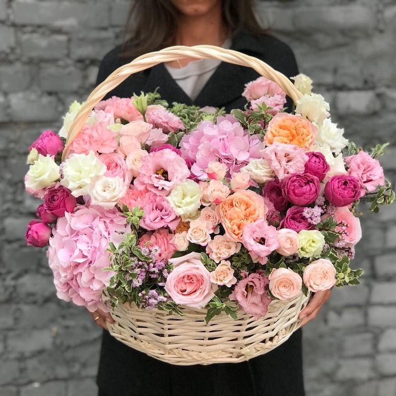 Корзина с цветами заказать с доставкой по Москве, купить цветы, розы