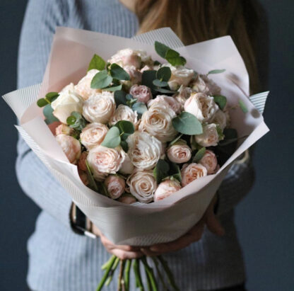 Букет из пионовидных роз Бомбастик с доставкой по Москве, Купить цветы в Москве, Букет из роз