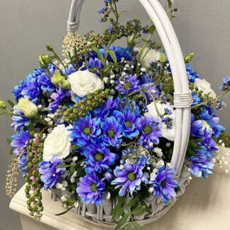 Корзина с синими цветами, Цветы в корзине