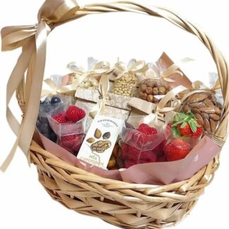 Подарочная корзина с ягодами, чаем, орехами; Женская подарочная корзина, Корзина для женщины в подарок
