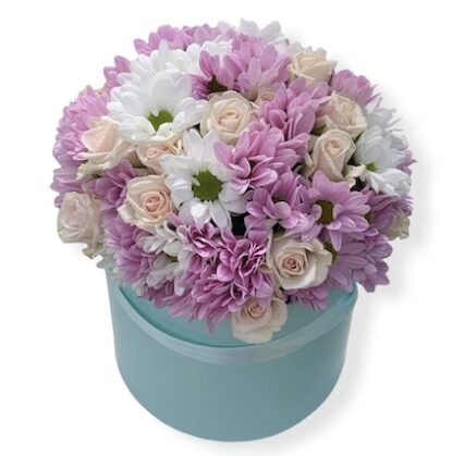 букет из роз и хризантем в шляпной коробке, цветы круглосуточно дёшево, доставка букетов по Москве, Букет на 8 марта купить