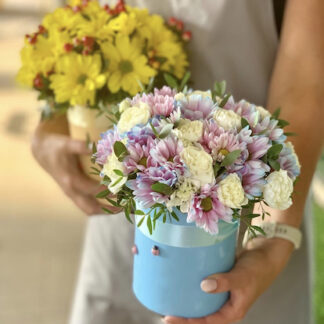 Букет цветов для учителя купить с доставкой, Цветы Москва, Букетик в шляпной коробке для школьника, Букет для учителя